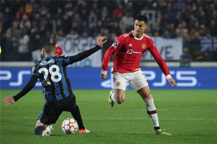 Ronaldo ghi cú đúp bù giờ, Man Utd thoát thua Atalanta