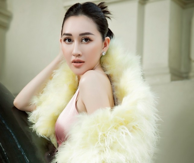 Hoa hậu Huỳnh Thúy Anh khoe nhan sắc rực rỡ với đầm dạ...