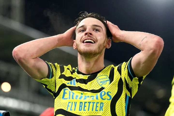 Sau Man City, Aston Villa thắng tiếp trước Arsenal