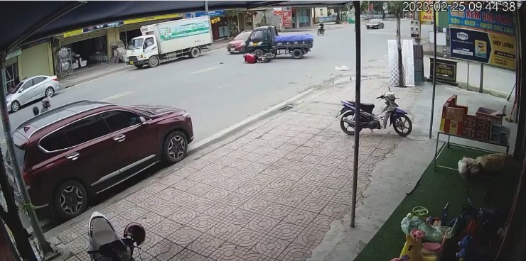 Nữ tài xế lao xe máy vào ô tô tải xuất hiện “bất thình lình” gây tranh cãi