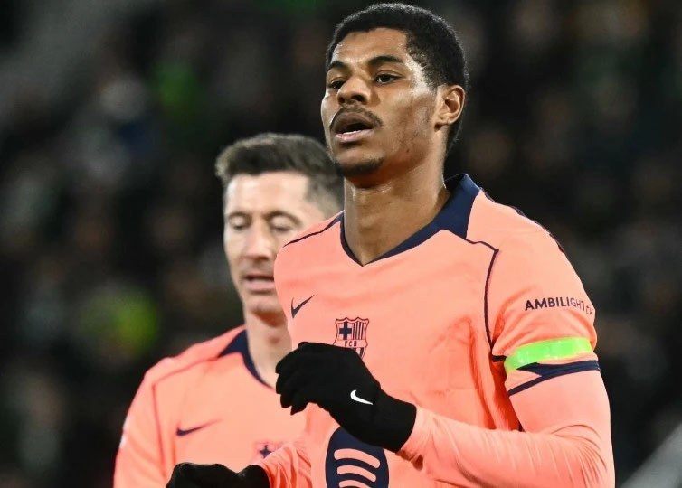 Rashford thăng hoa, Barca hơn Real 4 điểm